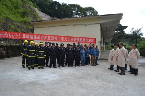海峽科化龍巖三家單位聯(lián)合舉行民爆物品儲(chǔ)存反恐怖（縱火）應(yīng)急預(yù)案演練。 葉莉攝[2].jpg
