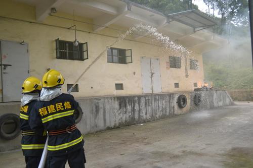 海峽科化龍巖三家單位聯(lián)合舉行民爆物品儲(chǔ)存反恐怖（縱火）應(yīng)急預(yù)案演練。兼職消防人員撲滅倉(cāng)庫(kù)火��?��?葉莉攝[2].jpg