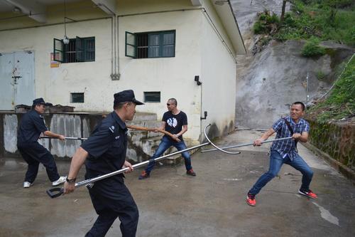 海峽科化龍巖三家單位聯(lián)合舉行民爆物品儲(chǔ)存反恐怖（縱火）應(yīng)急預(yù)案演練。圖為保衛(wèi)人員與暴恐嫌疑人搏斗��?葉莉攝[2].jpg