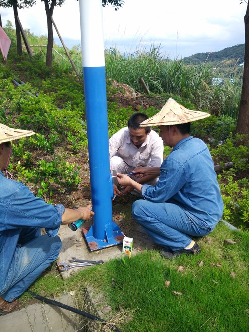 臺風(fēng)過后海峽科化龍巖分公司機(jī)修車間黨員齊力搶修故障路燈2。廖文毅 鐘強(qiáng)光攝[2].jpg