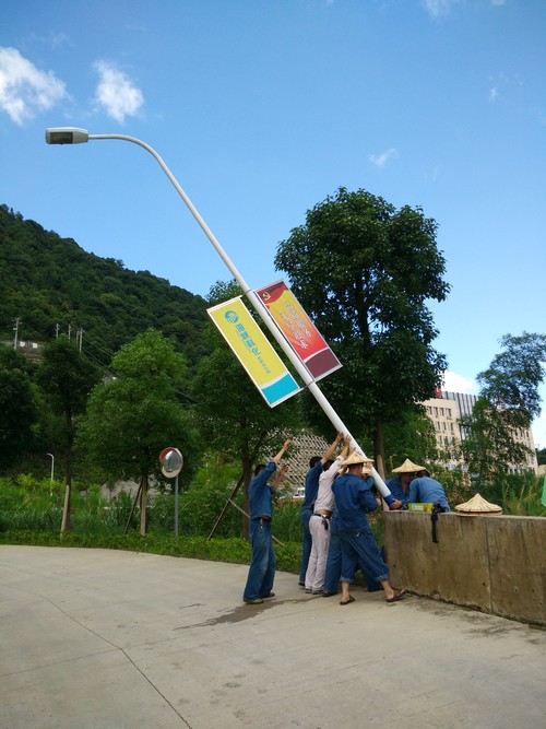 臺風(fēng)過后海峽科化龍巖分公司機(jī)修車間黨員齊力搶修故障路燈1。廖文毅 鐘強(qiáng)光攝[2].jpg