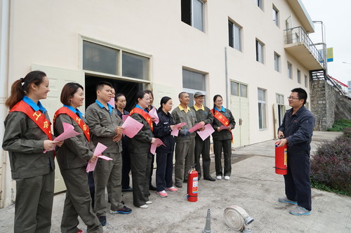 葉莉：海峽科化龍巖分公司組織宣傳消防安全知識及消防器材的使用方法3[2].jpg