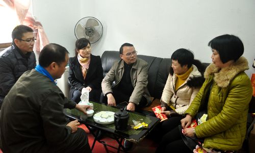 機電控股集團陳伯煒副總一行節(jié)前深入?？朴来悍止疚繂柣疾÷毠?。(陳宏金)[2].jpg