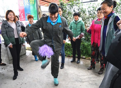 葉莉：龍巖分公司女工委開展三八節(jié)戶外活動。圖為踢毽子比賽。[2].jpg