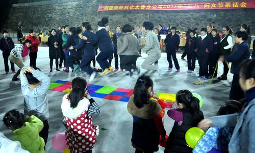 永春分公司三八節(jié)活動：光腳跳“指壓板”。（陳宏金）[3].jpg