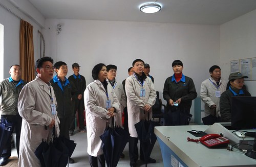 省國資委第二外派監(jiān)事會主席林志坤到海峽科化龍巖分公司調研。圖為調研組深入車間監(jiān)控室。葉莉攝[3].jpg