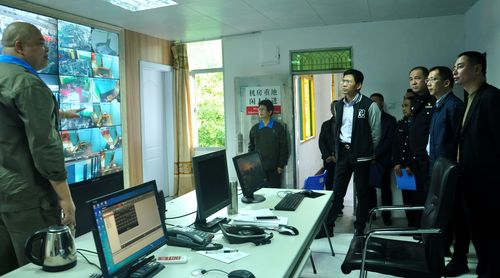 陳宏金：泉州市公安局到部門到永春分公司檢查安全維穩(wěn)工作，圖為在主監(jiān)控室察看生產(chǎn)情況。[3].jpg