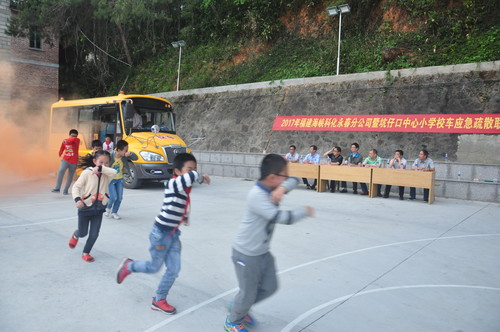 陳宏金：永春分公司與坑仔口小學(xué)聯(lián)合舉行校車應(yīng)急演練。（）[3].jpg