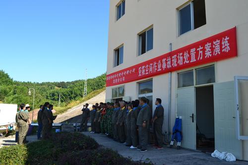 海峽科化龍巖分公司開展受限空間作業(yè)事故現(xiàn)場處置方案演練。.jpg