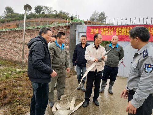 連益峰：公司副經(jīng)理講解消防水帶的正確連接。.jpg