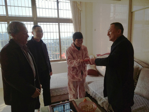 蘇艷麗：龍巖市安監(jiān)局調(diào)研員張炳輝、工會(huì)主席陳雁昌及龍巖分公司黨委書記、工會(huì)主席熊林輝慰問困難職工 .jpg