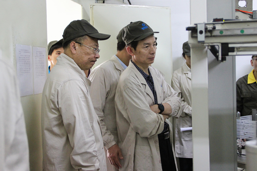 圖1：專家組組長曹曉宏帶領(lǐng)專家在現(xiàn)場了解、考察設(shè)備運(yùn)行情況.jpg