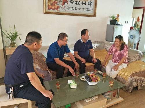 劉娟莉-“一對(duì)一結(jié)對(duì)幫扶”慰問(wèn)活動(dòng)現(xiàn)場(chǎng)照片.jpg