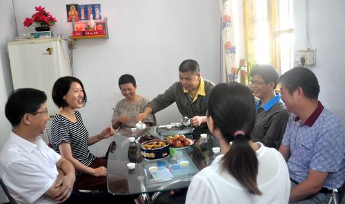 陳宏金：?？乒矩?cái)務(wù)總監(jiān)于欽華一行到永春分公司慰問困難職工。.jpg