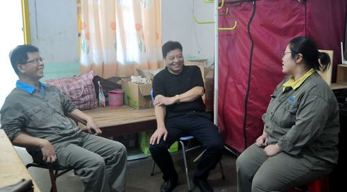 陳宏金：公司張賢鋒副總慰問(wèn)永春分公司困難職工吳玲玲。.jpg