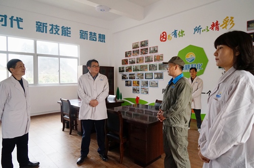 葉莉：海峽科化公司黨委書記、董事長吳彩洪參觀龍巖分公司電氣自動化“技能大師”創(chuàng)新工作室2.jpg