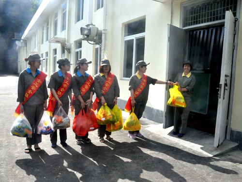 陳宏金：永春分公司女工協(xié)管員到生產(chǎn)一線送清涼。.jpg