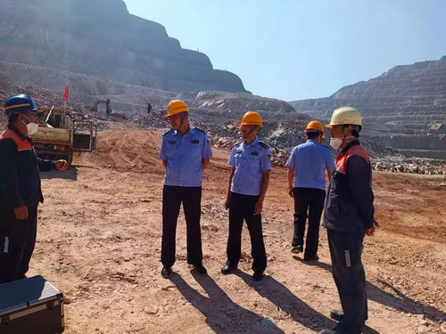 羅曉恒-上杭縣公安局副局長袁建陽到紫金山礦區(qū)安全檢查_調整大小.jpg