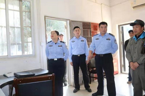 陳劍鋒：龍巖市公安局治安支隊(duì)副支隊(duì)長(zhǎng)陳忠陽等到龍巖分公司開展民用爆炸物品管理專項(xiàng)檢查_調(diào)整大小.jpg