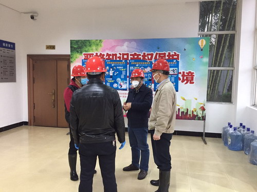 圖為：海科黨委委員、副總經(jīng)理張賢鋒檢查指導(dǎo)疫情防控工作現(xiàn)場（拍攝者彭華）_調(diào)整大小.jpg
