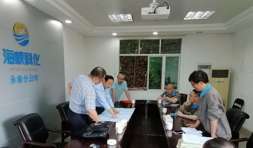 反饋會(huì)上，檢查組針對存在的問題與分公司相關(guān)人員進(jìn)行深入探討，尋求解決方案。_調(diào)整大小.jpg