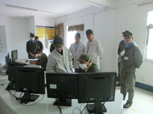 永安分公司徐建：檢查組在監(jiān)控室_調(diào)整大小.jpg