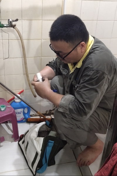 便民維修服務(wù)隊(duì)小辜上門為分公司職工維修漏水水龍頭_調(diào)整大小.jpg