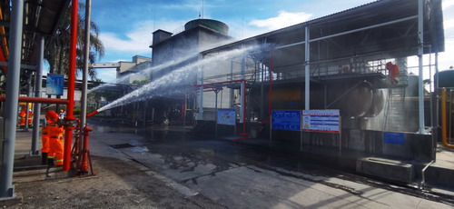 永安雙華公司陳婷婷：（插�?）義務(wù)消防隊(duì)員啟動(dòng)消防水炮降低空氣氨濃度_調(diào)整大小.jpg