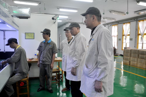 （建議采用）陳玉�?機電（控股）公司黨委委員、副總經理陳伯煒一行深入電子雷管生產線檢查_調整大小.JPG