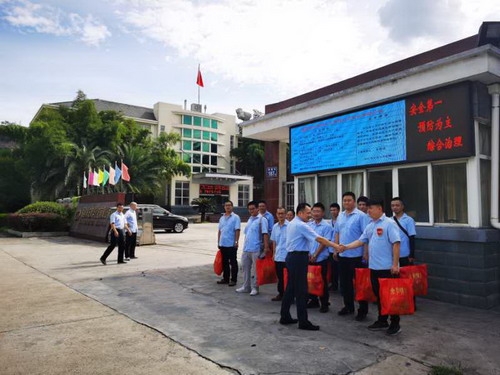 永安雙華公司李維德：永安雙華公司工會積極開展夏季“送清涼、保安全”活動_調(diào)整大小.jpg