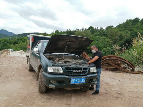 駕駛員張澤慶正在進行發(fā)車前的車況檢查_調(diào)整大小.jpg