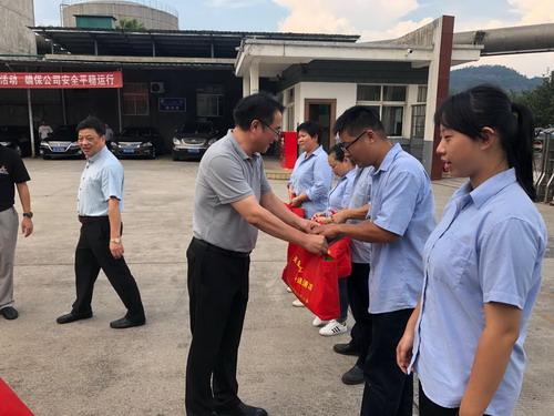 永安雙華公司吳泉艷：海峽科化黨委書記、董事長吳彩洪為雙華公司員工送清涼現(xiàn)場_調(diào)整大小.jpg