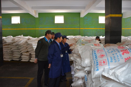 海西州市場監(jiān)督管理局對海西東諾公司硝酸銨倉庫進行專項安全檢查現(xiàn)場_調(diào)整大小.jpg