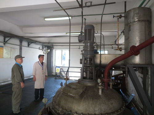 潘文生：圖為顏建議深入生產(chǎn)一線開展安全檢�?(2)_調(diào)整大小.JPG