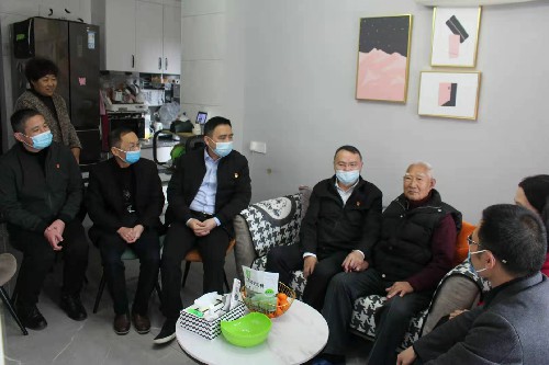 永安分公司l賴寶祿：省機電控股公司黨委委員、副總經理陳伯煒到永安分公司走訪慰問離休干部和困難職�?(2)~1.jpg