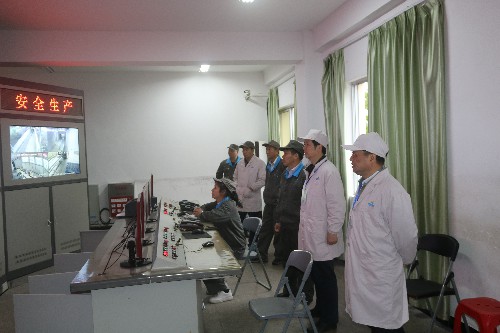 陳劍鋒：省機(jī)電控股公司黨委委員、副總經(jīng)理陳伯煒一行深入龍巖分公司生產(chǎn)一線進(jìn)行檢查~1.jpg