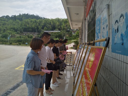 永安分公司戴靜瑤：分公司職工在瀏覽安全展板~1.jpg