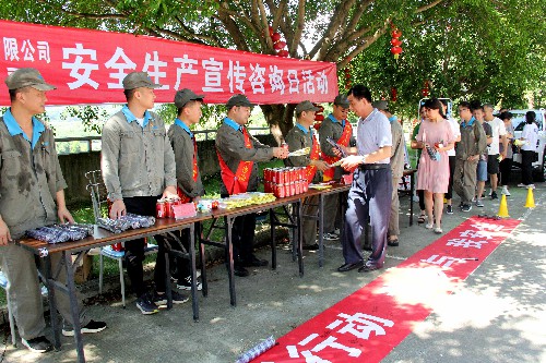 陳宏金：圖為安全生產(chǎn)咨詢?nèi)栈顒蝇F(xiàn)�?(1)~1.jpg