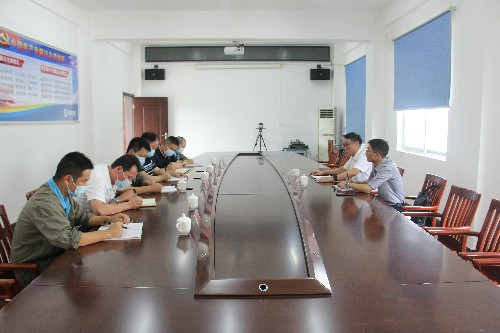 福安分公司胡廷淦：圖�?�?5日海峽科化公司黨委書(shū)記、董事長(zhǎng)吳彩洪到福安分公司開(kāi)展集體廉政談話~1.jpg