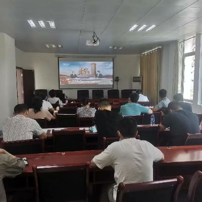 施英星：龍巖分公司機關(guān)一黨支部組織支部人員集體觀看烈士紀念日向人民英雄敬獻花籃儀式網(wǎng)絡(luò)現(xiàn)場直播~1.jpg