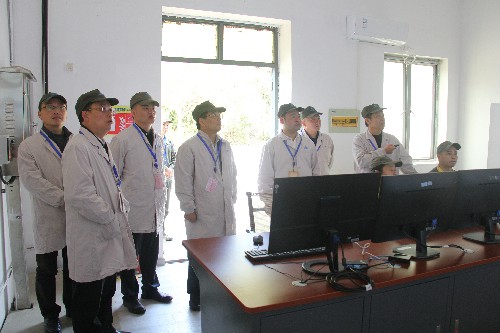 福安分公司胡廷淦：圖為董飛龍到車間現(xiàn)場(chǎng)了解技改新線相關(guān)情�?~1.jpg