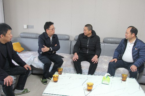 福安分公司胡廷淦：圖�?2�?2日海峽科化公司黨委副書記、總經(jīng)理顏建議走訪慰問福安分公司“一對(duì)一結(jié)對(duì)幫扶”困難職工~1.jpg