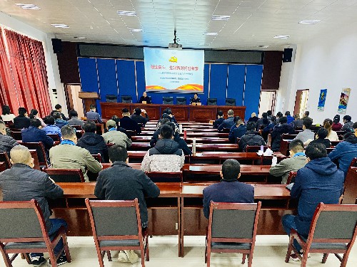 吳瑤：省機(jī)電控股公司黨委委員、副總經(jīng)理吳大文到龍巖分公司作題為《繼續(xù)奮斗，走好新時(shí)代趕考路》黨的十九屆六中全會(huì)精神宣講。~1.jpg