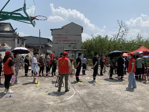 福安分公司劉娟莉：圖�?�?3日福安分公司機(jī)關(guān)黨支部黨員志愿者協(xié)助核酸檢測采樣工�?(3)~1.jpg