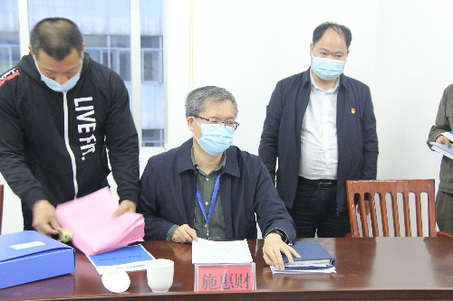 （采用）胡廷淦：圖為施惠財(cái)在檢查內(nèi)業(yè)資�?~1.jpg