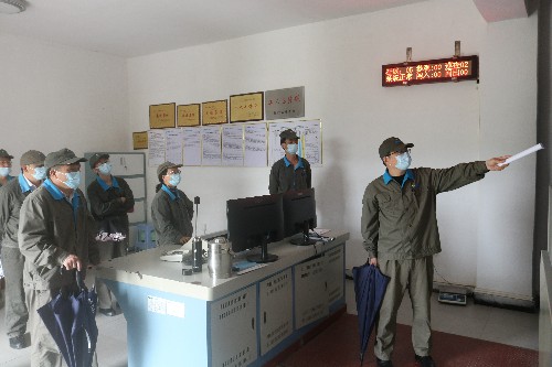龍巖分公�?廖文�?深入生產區(qū)進行隱患排查~1.jpg