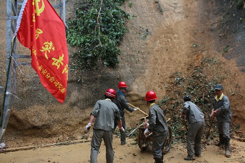 （采用）海峽科化永安分公司劉宏凱：風(fēng)展紅旗屹中流 災(zāi)后自救顯擔(dān)當(dāng)——海峽科化永安分公司把主題黨日活動(dòng)開展到災(zāi)后自救第一線照�?~1.jpg