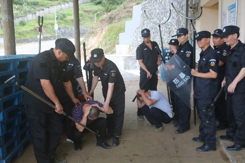 龍巖分公�?張力�?保衛(wèi)部門在演練中將偷盜人員進行圍控~1.jpg