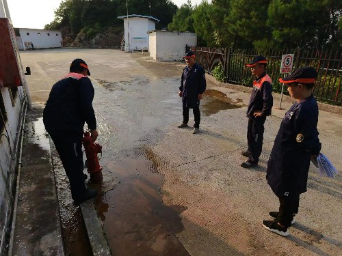 富興建設(shè)公司+林敏�?龍巖市工信局檢查組到富興建設(shè)上杭分公司開(kāi)展民爆行業(yè)安全生產(chǎn)檢查~1.jpg