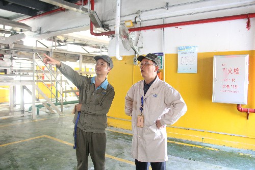 福安胡廷淦：圖為顏建議到車(chē)間現(xiàn)場(chǎng) (1)~1.jpg